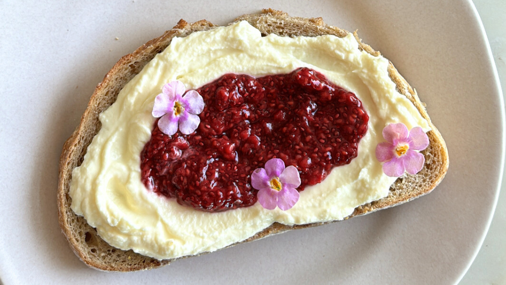 Raspberry Jam & Honey Whipped Cream Cheese Toast ft. 3MB