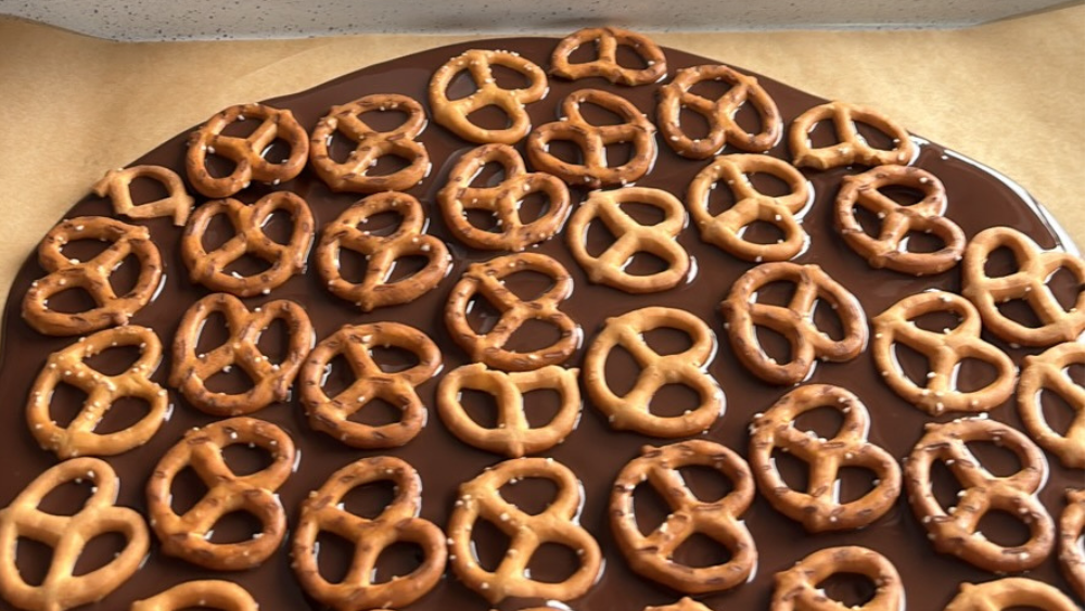 No-Bake Chocolate Pretzel Toffee Bark ft. 5MB